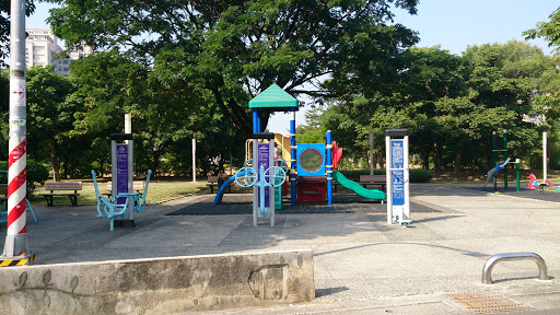 高雄驚傳3歲女同在公園玩耍，遭陌生男子拐走疑似要對她圖謀不軌，幸好路人見狀可疑發現阻止，警方也逮捕該名男子。