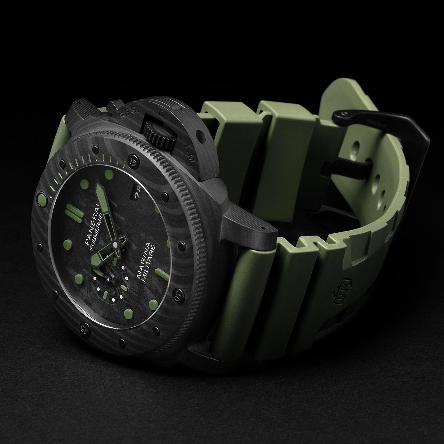 Submersible Marina Militare Carbotech™ PAM00961,全球限量33只,而購買此款的收藏家將參與義大利海軍潛水突擊隊「Comsubin」的訓練環節。定價NT$1,258,000。