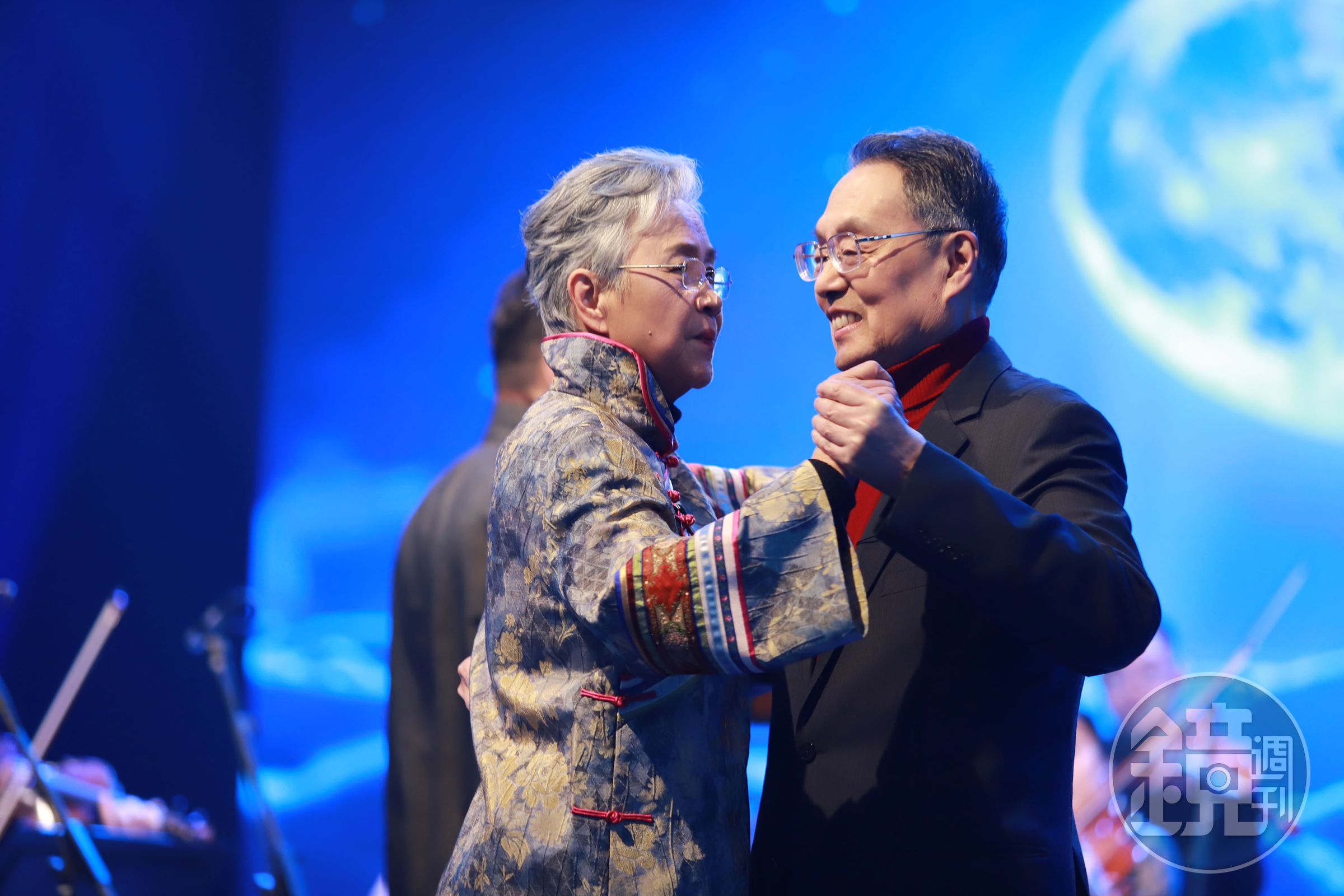 施振榮與老婆在節目中跳起交際舞。（民視提供）