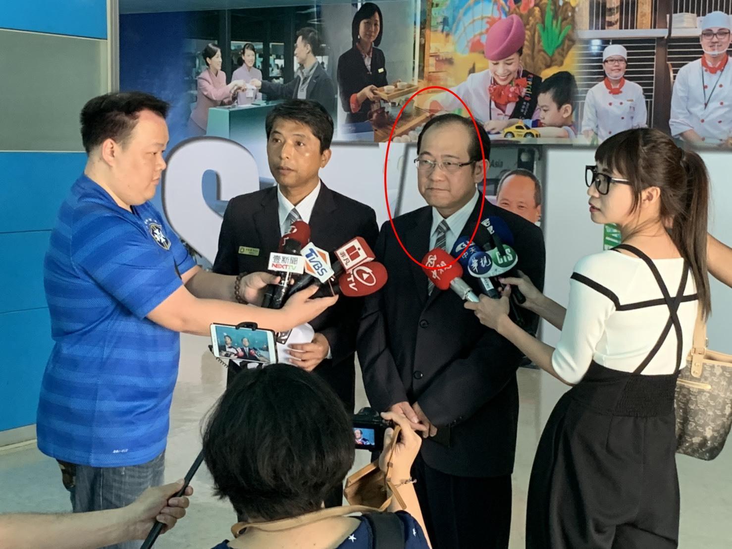 該名踹狗的移民署官員出面道歉,表示小時候有被狗咬的陰影才會做出此舉動,深感歉意。(翻攝網路)
