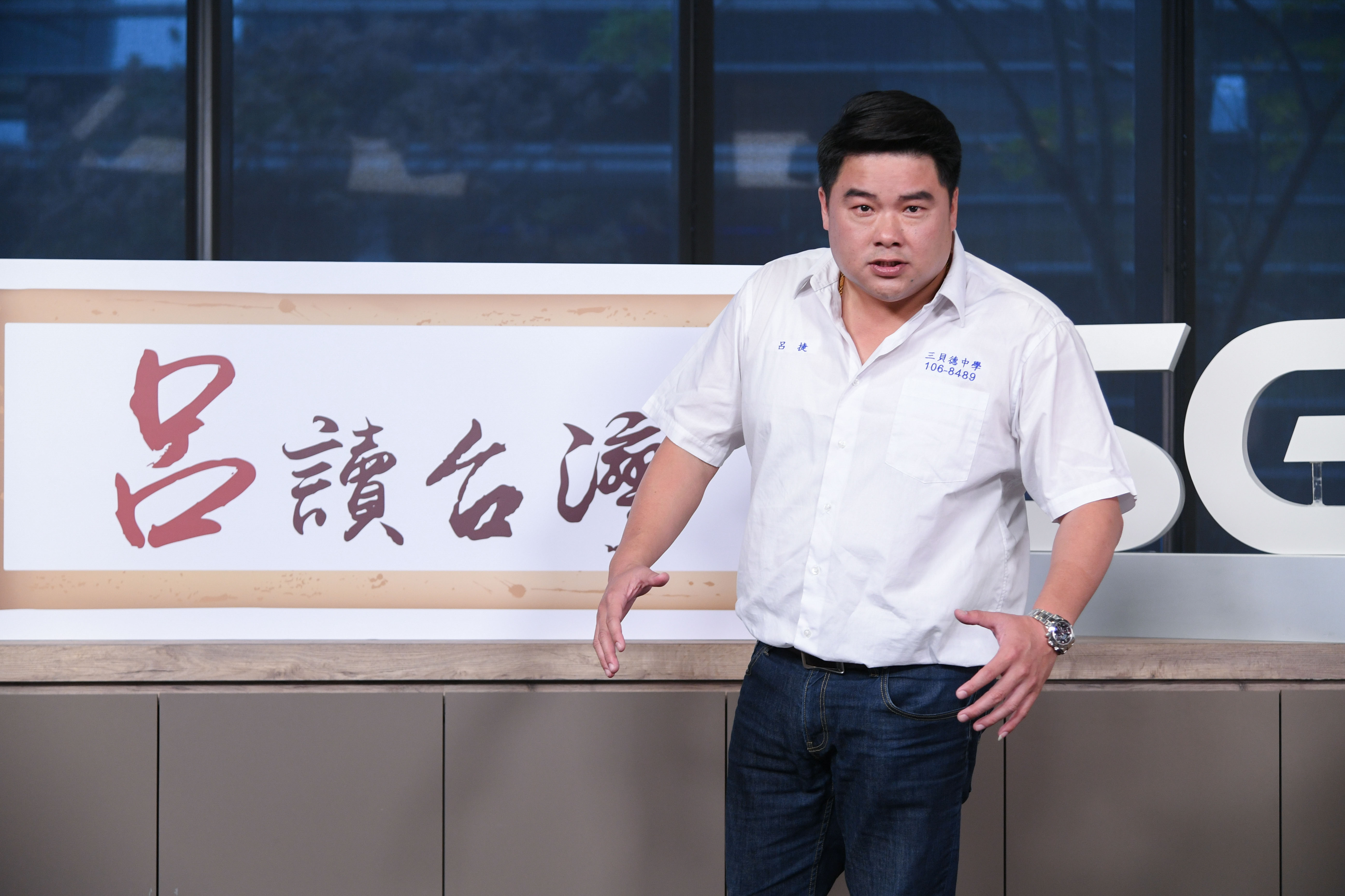 過年胖了不少的呂捷硬是擠進學生制服裡，模樣爆笑。（三立提供）