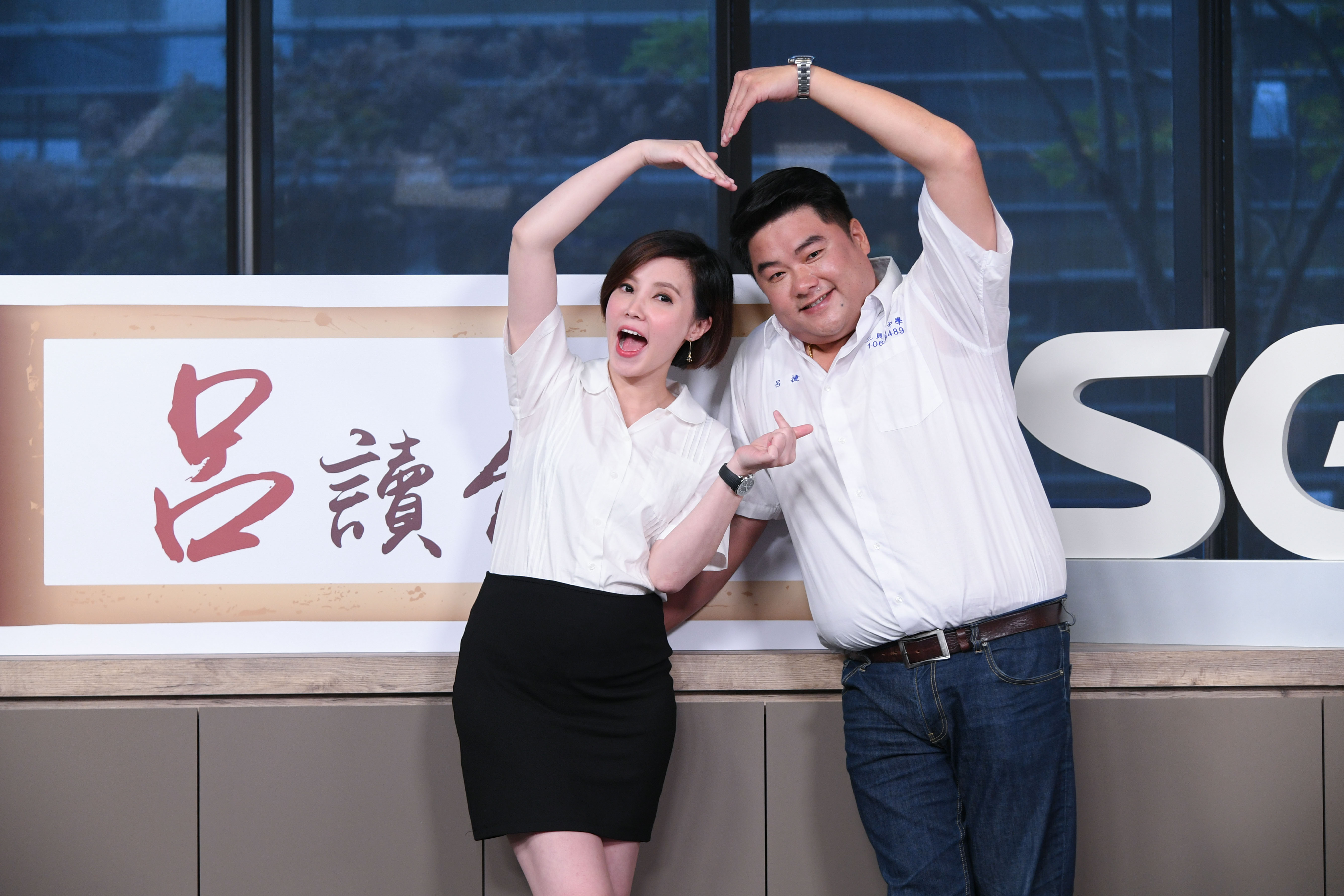 呂捷與王偊菁共同主持《呂讀台灣》，默契正在培養中。（三立提供）