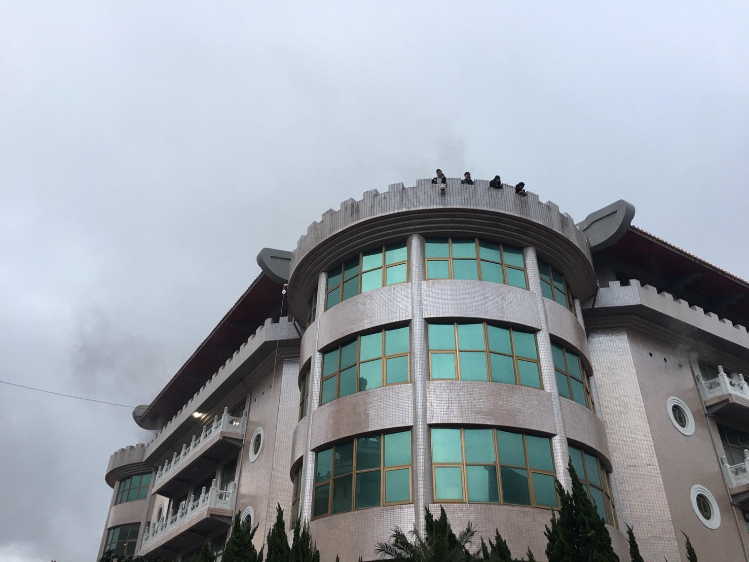 今（13）日下午文化大學發生火警多名師生受困樓頂。（翻攝畫面）