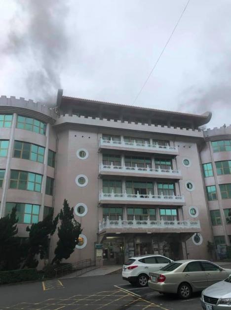 傳出濃煙的文化大學大典館。（翻攝畫面）