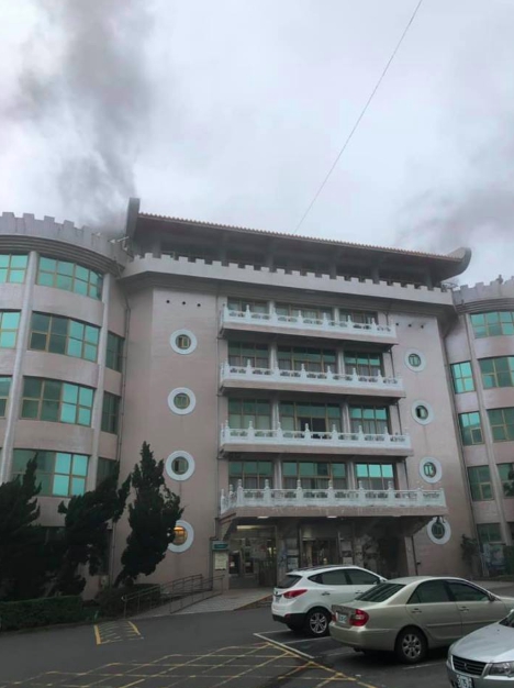 傳出濃煙的文化大學大典館。（翻攝畫面）