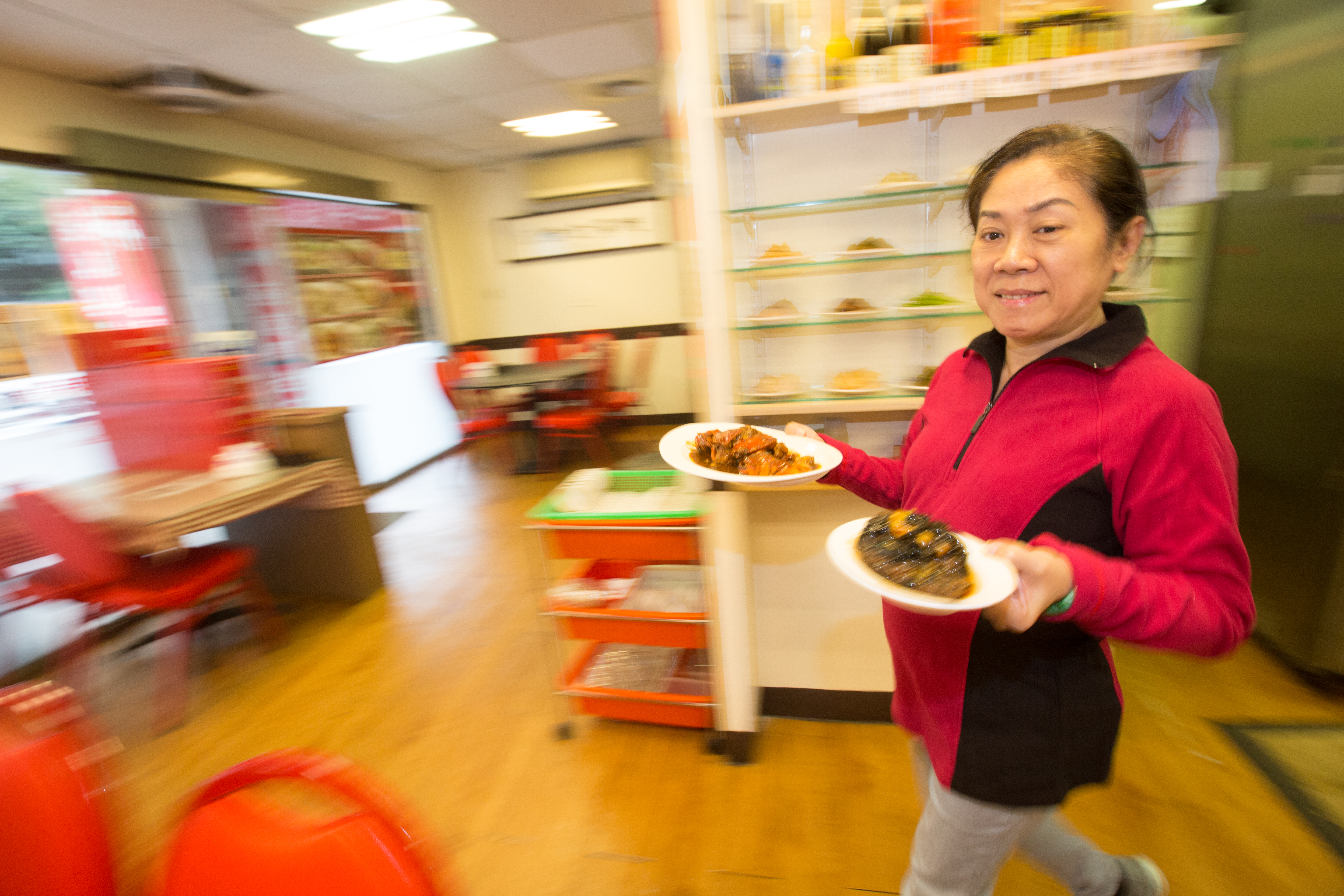 曹愛琴是家中最受寵的小女兒，以往多負責外場與點心製作，因兄長家無意接班，一肩扛起傳承責任。