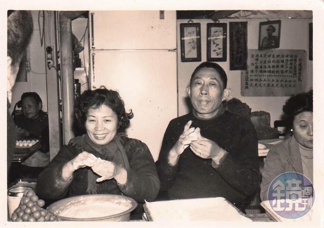 蔡萬興老店已有66年歷史，第一代創辦人曹國財（右）與周夏珍（左）擅長製作湯圓小點。（曹愛琴提供）