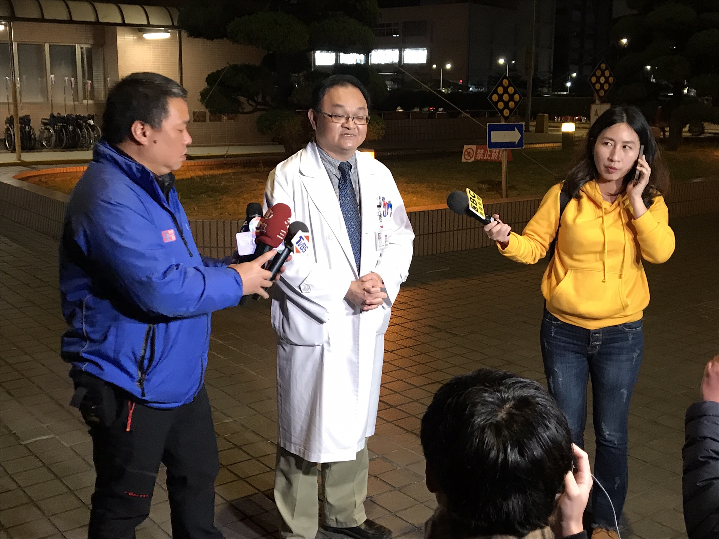 新光醫院急診科主任張志華表示文大景觀學系21歲女學生，目前正在與死神拼搏，並有轉院的打算。
