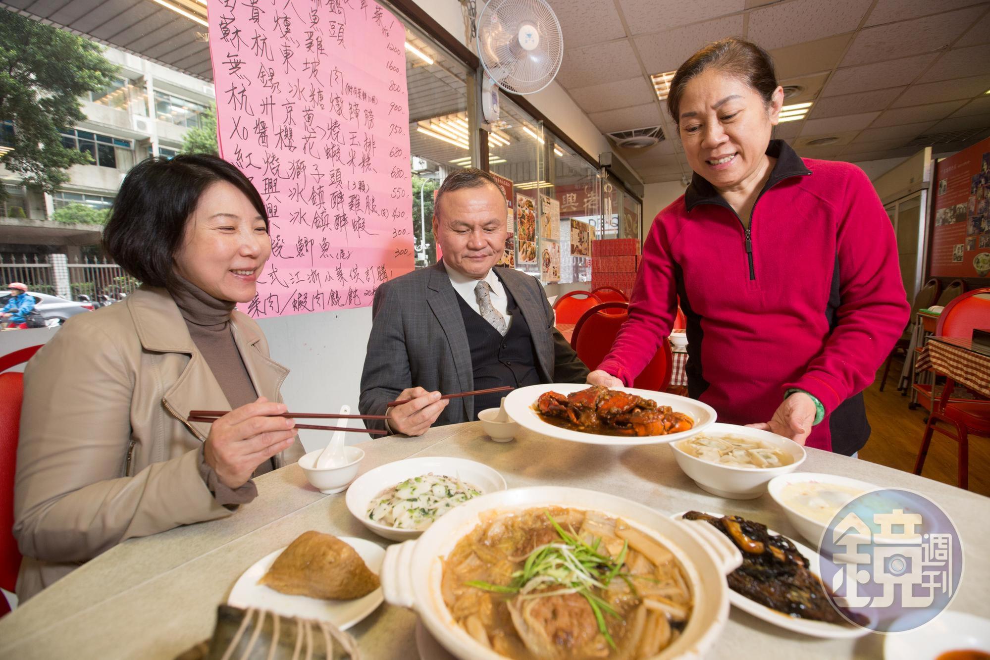 蔡萬興老店以江浙菜與寧波點心聞名,第二代負責人曹愛琴(中)堅持守住老滋味。