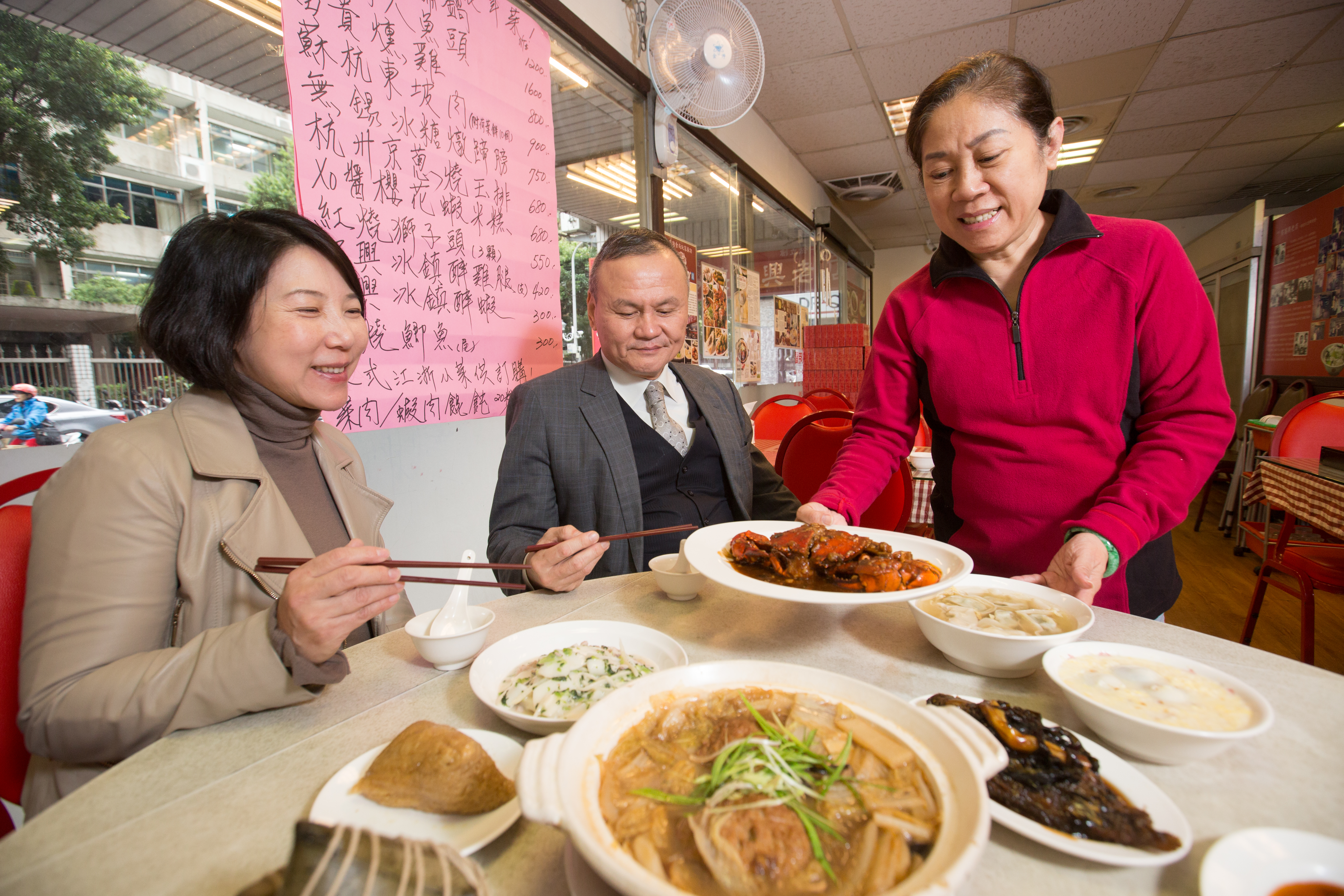 蔡萬興老店以江浙菜與寧波點心聞名，第二代負責人曹愛琴（中）堅持守住老滋味。