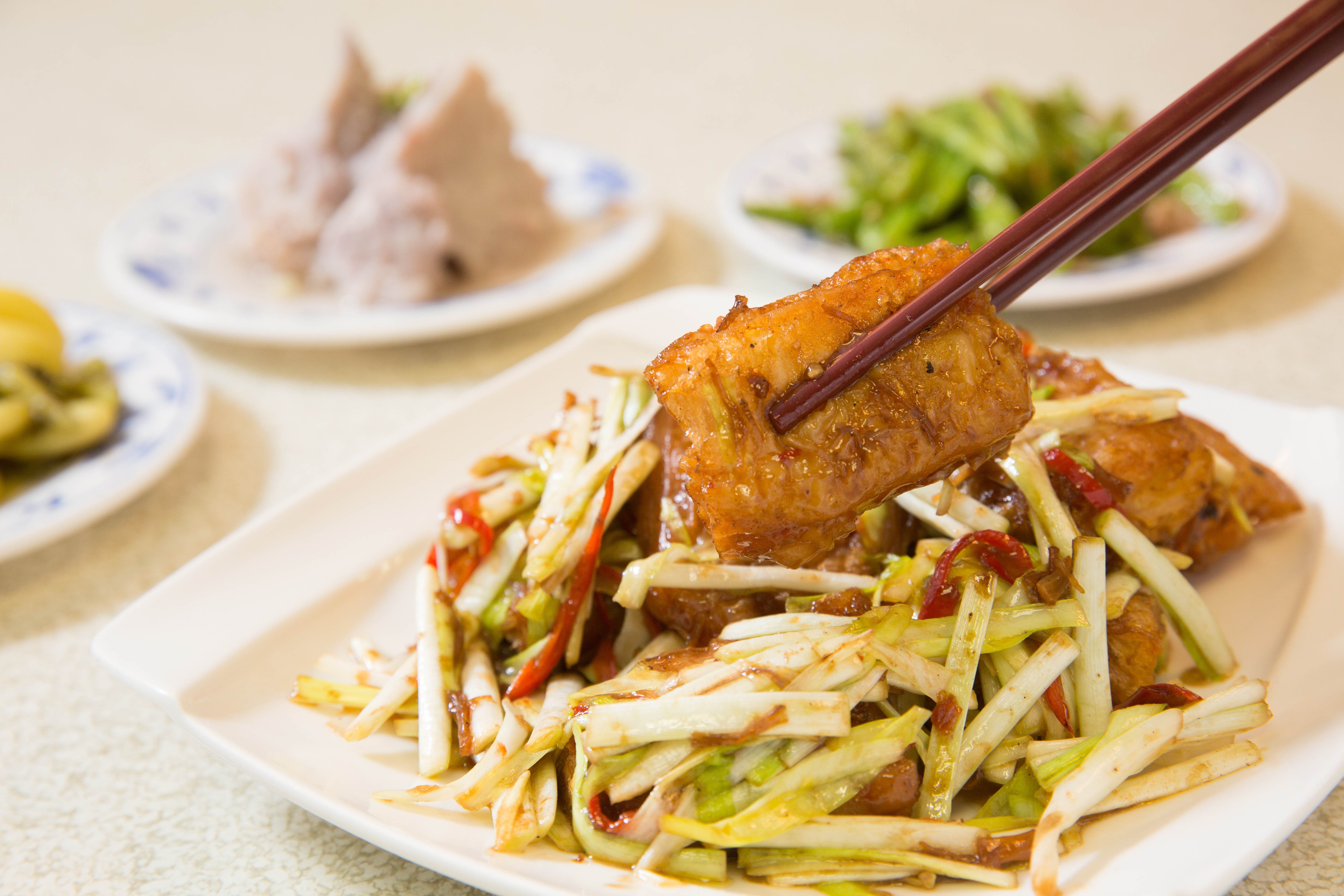 招牌料理百花金條將蝦肉泥鑲入油條內酥炸，再佐鮮嫩韭黃以大火快炒，鮮香開胃。（450元／份）