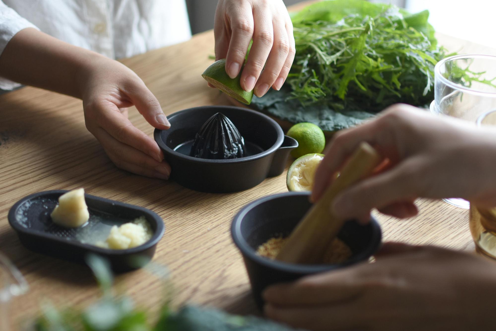 KINTO的「TAKU」料理道具系列以黑色餐桌風景為主題。（磨薑器420元／個、磨缽870元／個、榨汁器960元／個）（圖：nest 巢.家居提供）