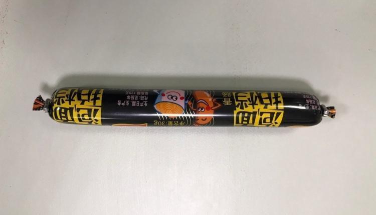 來自廈門共12人的家族旅行團入境來台,其中一名小孩攜帶火腿腸被查獲,但家長拒繳罰鍰,一家三口遭遣返。(關務署提供)