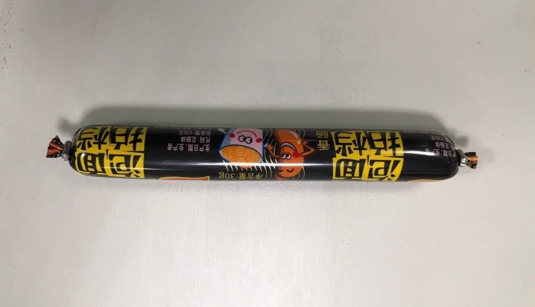 來自廈門共12人的家族旅行團入境來台，其中一名小孩攜帶火腿腸被查獲，但家長拒繳罰鍰，一家三口遭遣返。（關務署提供）