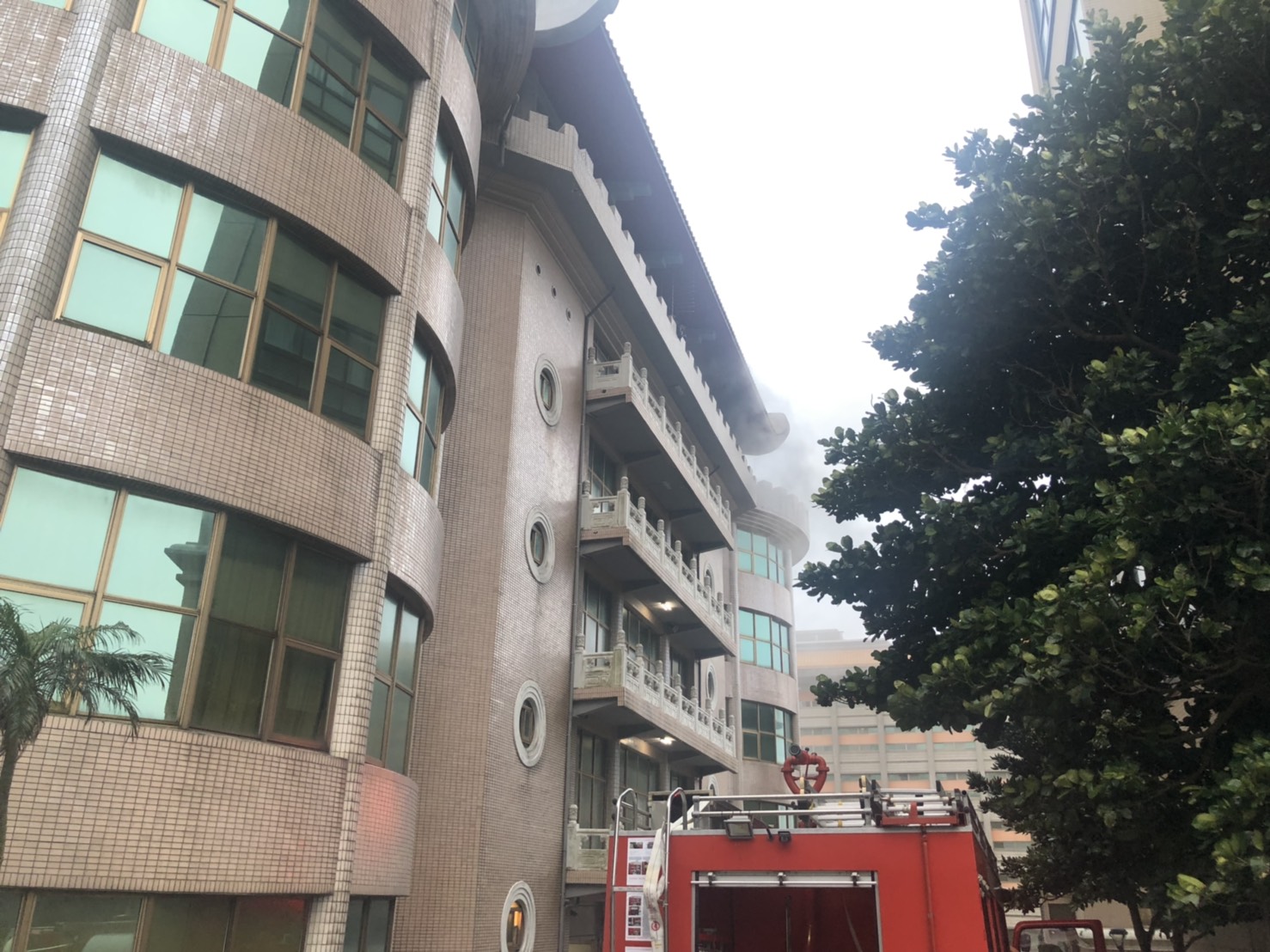 文化大學大典館火警，消防隊馳援。（北市消防局提供）