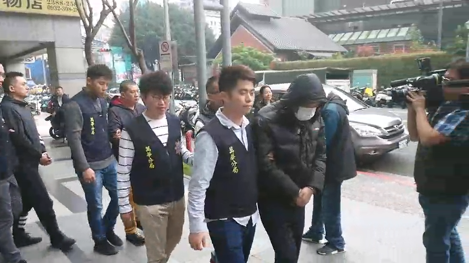 高齡72歲穿著黑衣戴口罩的「竹東企業」賴姓主嫌。(警方提供)