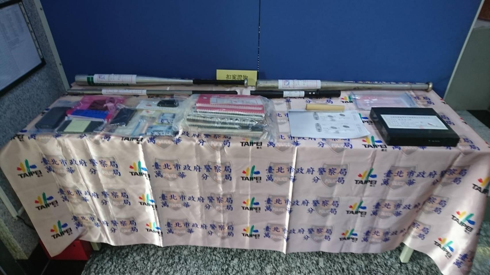 查扣犯案用鐵棒、鋁棒及進口車輛等犯案物證。(警方提供)