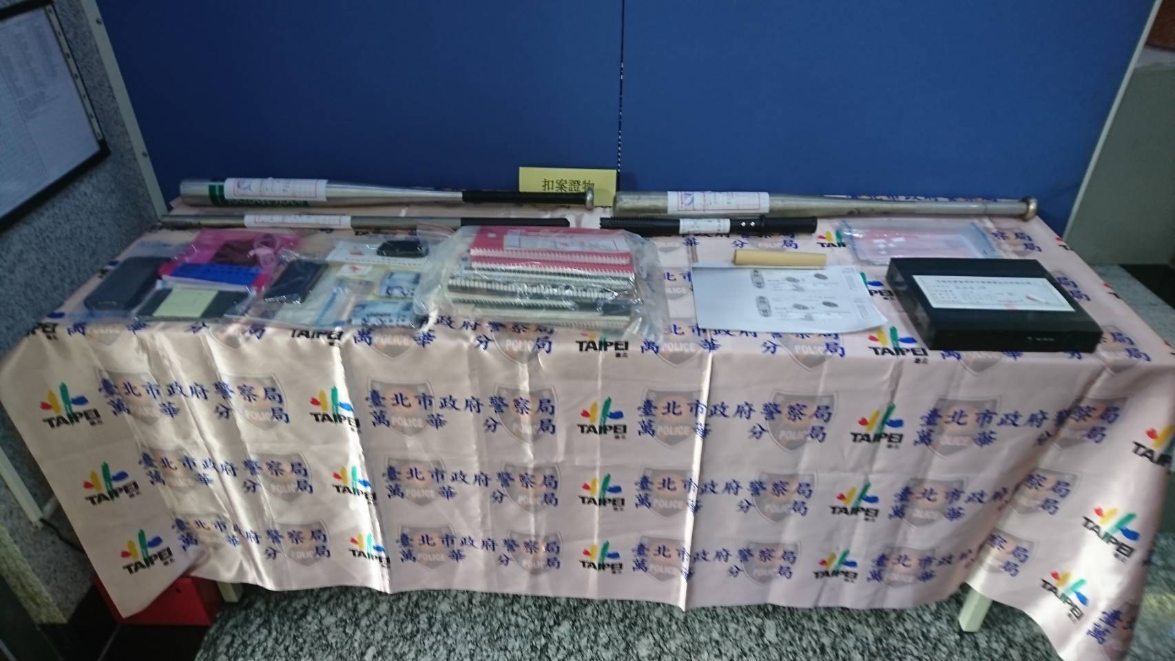 查扣犯案用鐵棒、鋁棒及進口車輛等犯案物證。(警方提供)