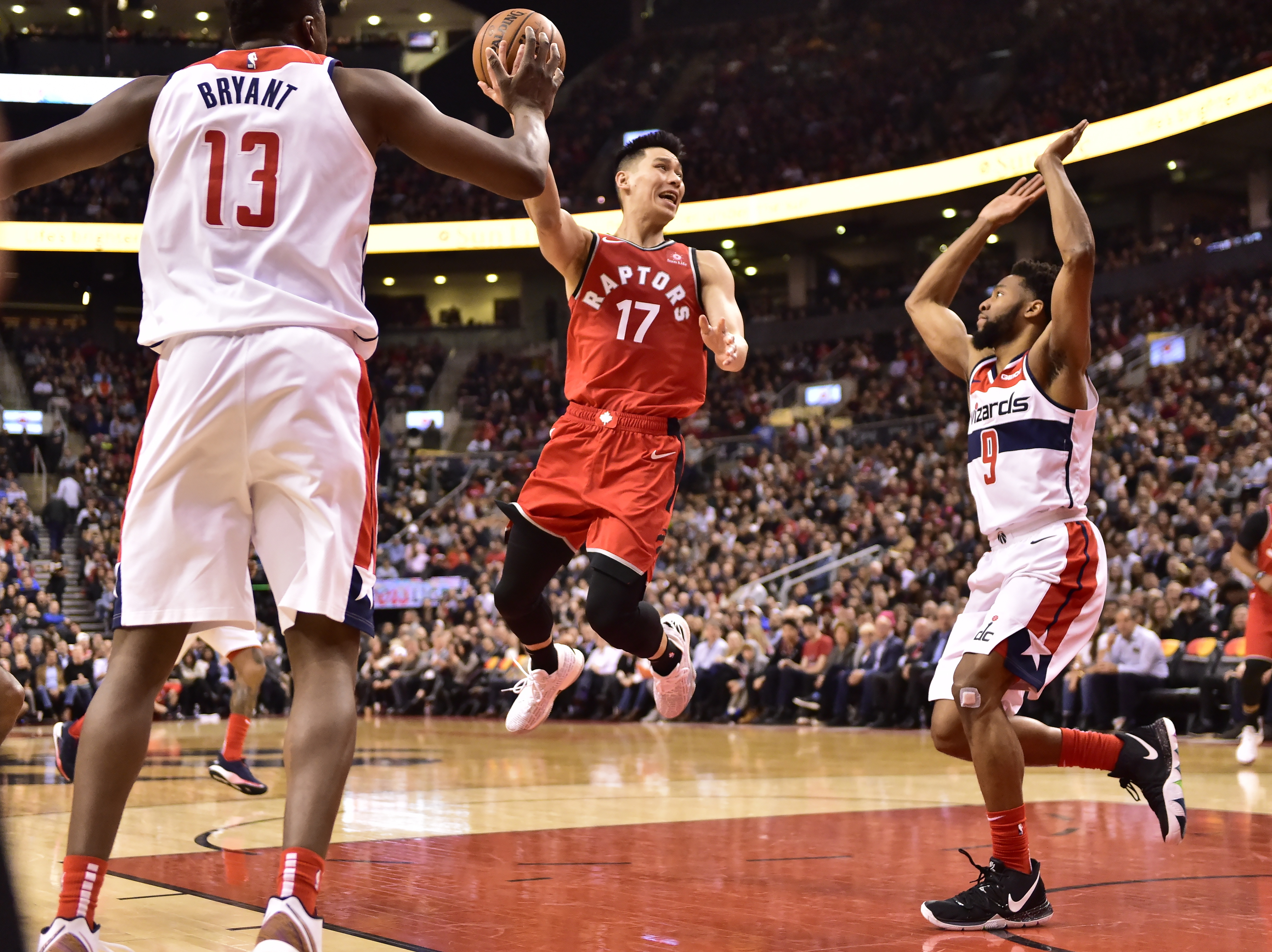 林書豪貢獻8分5籃板5助攻，幫助暴龍以129比120逆轉巫師，球隊也奪下近期6連勝。（東方IC）