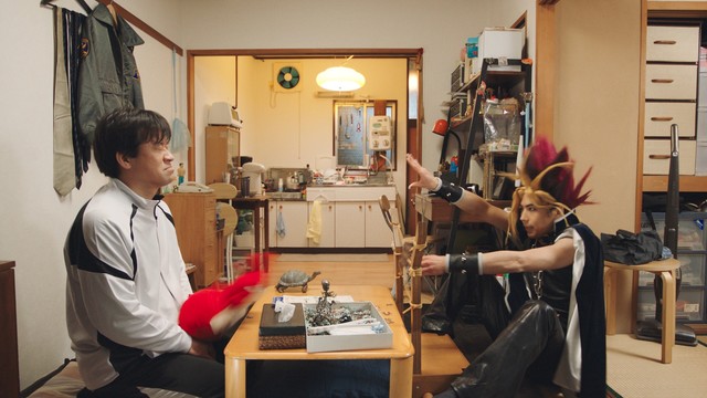 《怪物彈珠》請來福田雄一導演拍攝聯動廣告。主角為多次與福田雄一合作的演員，佐藤二朗（左）和賀來賢人（右）。