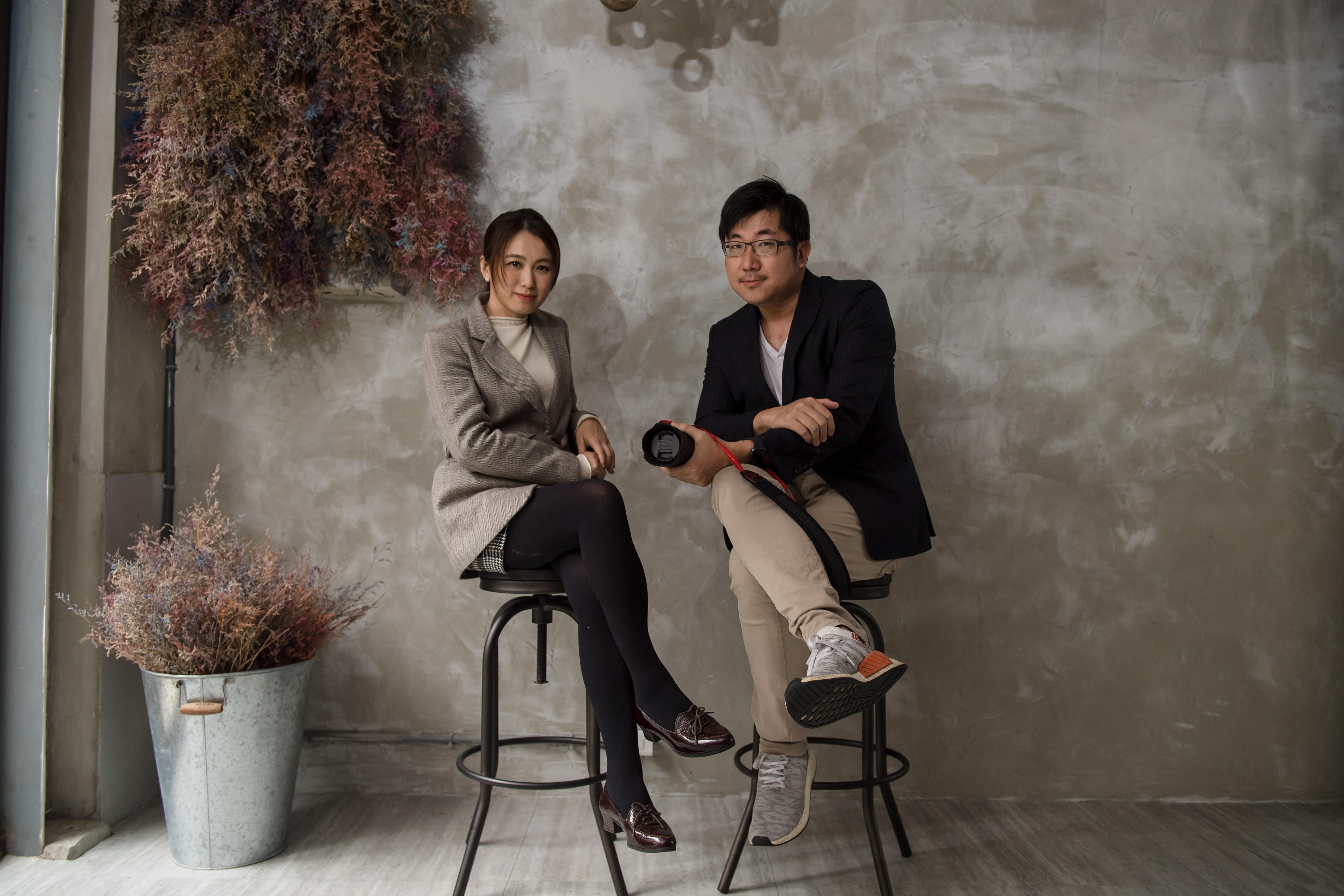 曾有200萬年薪的柯宏親（右），為了夢想勇敢轉職，還拉著老婆胡沛婕（左）一起創業。（+K Vision提供）