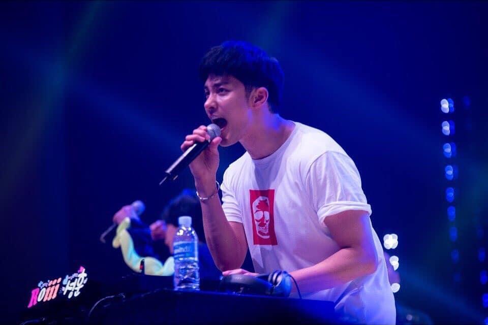 成勛在韓國見面會上表演DJ秀。(翻攝自成勛IG)