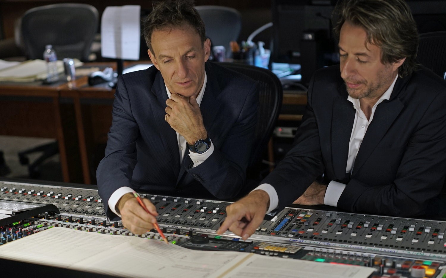 麥可唐納(左)近年常和弟弟傑夫唐納(右)一起創作,藉以激盪創作火花,讓彼此成長。(翻攝自scoringthescreen.com)