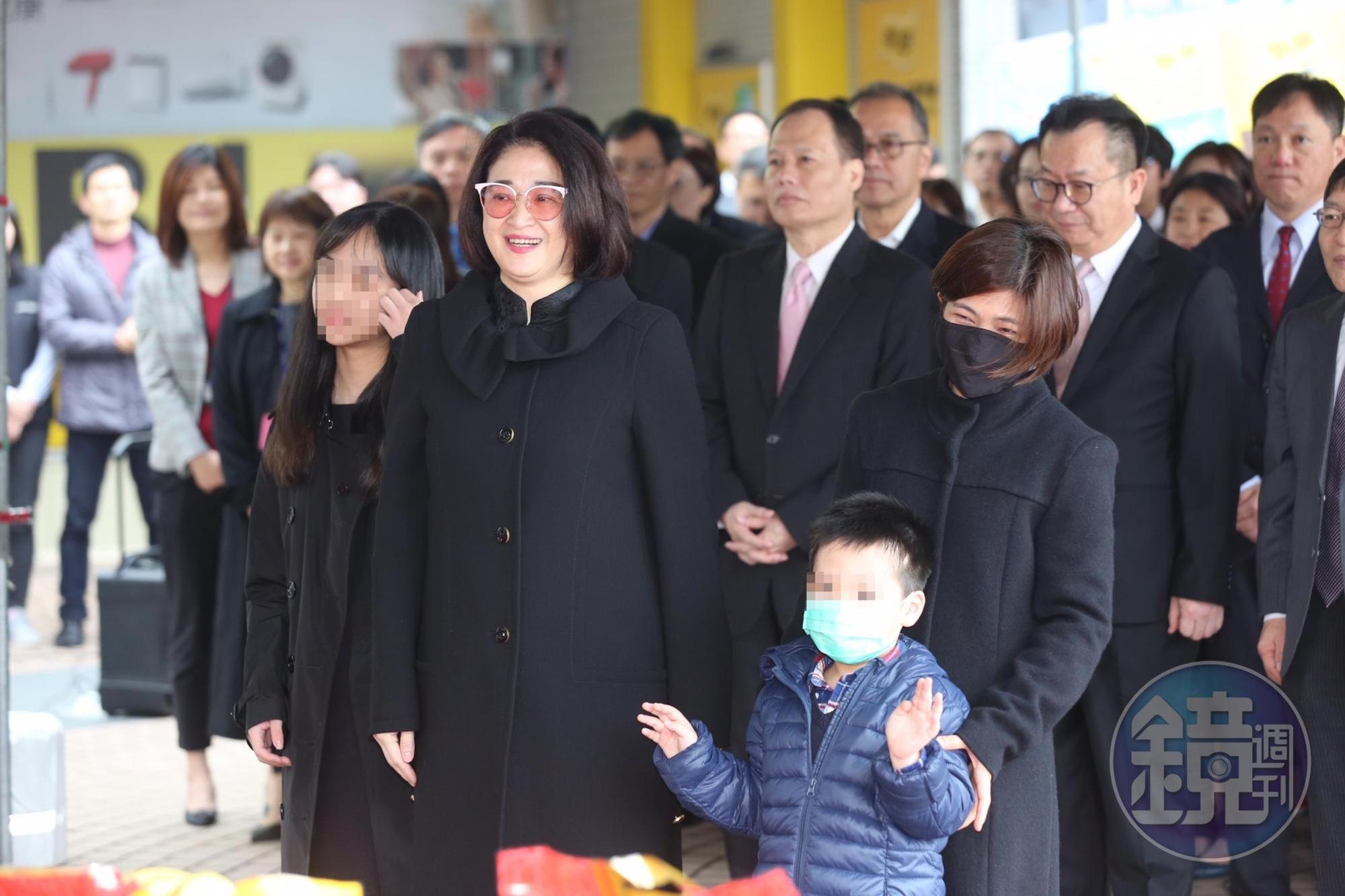 裕隆集團執行長嚴陳莉蓮，帶者女兒Michelle與兒子John現身集團新春開工祈福。