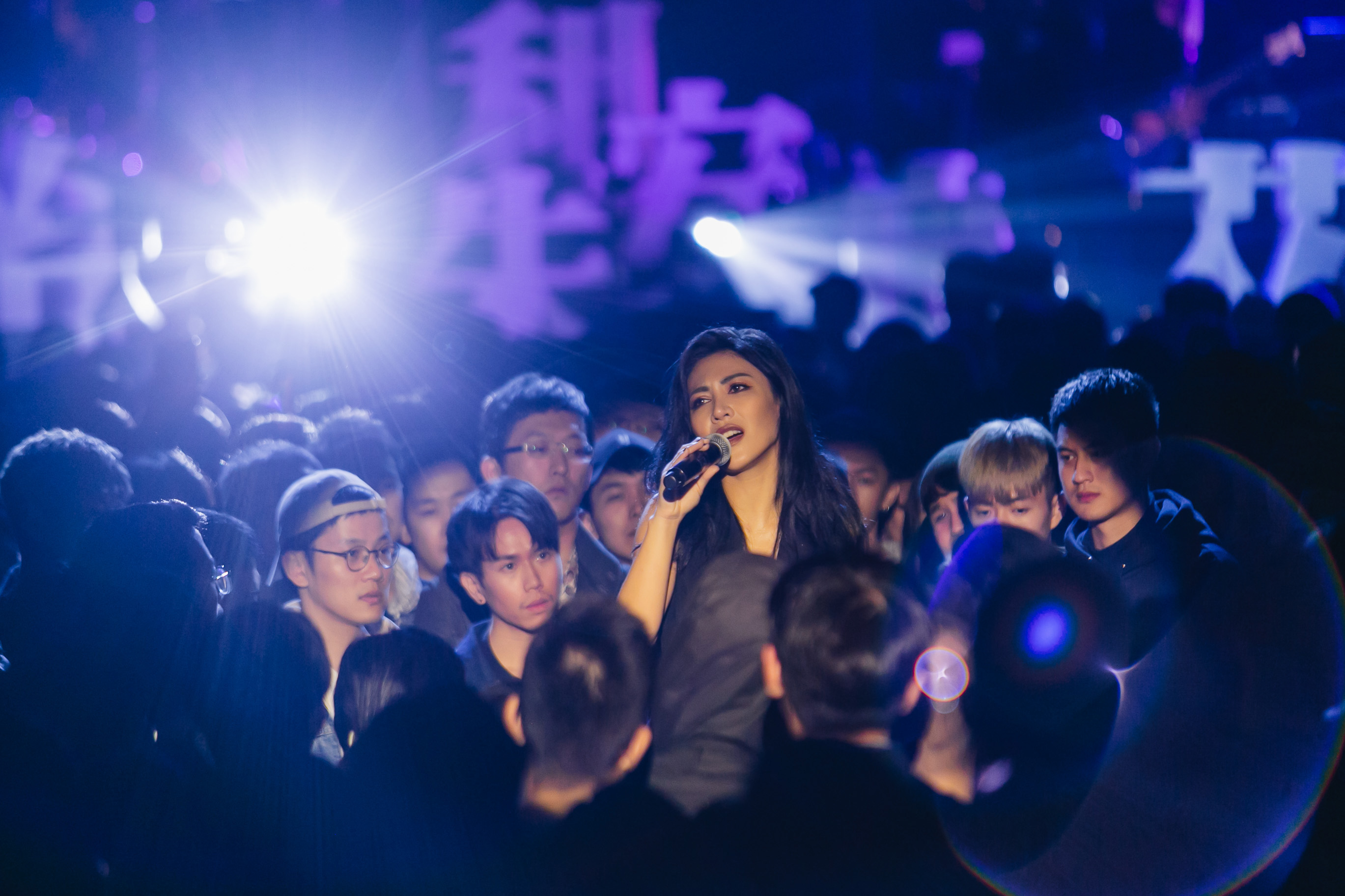 MV畫面來自己之前艾怡良在台北的演出。（環球唱片提供）