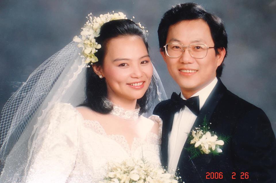 丁守中情人節在臉書貼出32年前的結婚照，網友紛紛稱讚他們夫妻「郎才女貌」。（圖擷自丁守中粉絲團臉書）