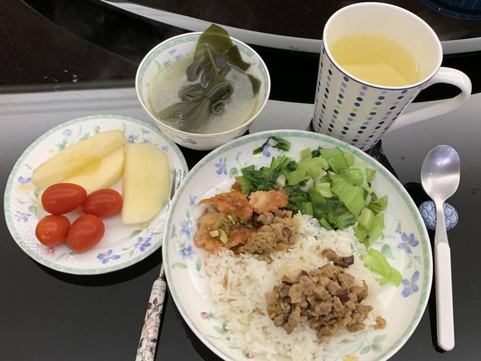 桃園市長鄭文燦趁情人節放閃,PO出老婆的愛心早餐。(翻攝自鄭文燦臉書)