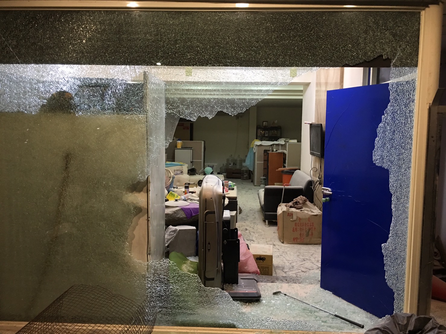 工程行3年不繳房租，遭惡煞砸店。（翻攝畫面）