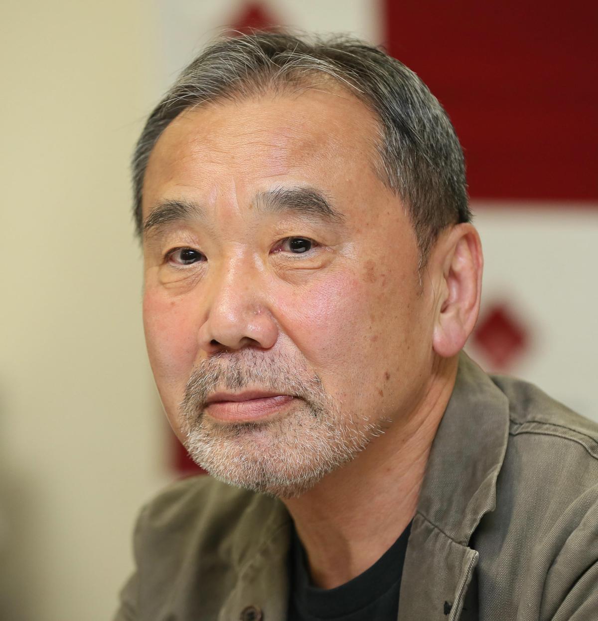 2018年11月4日,日本東京,村上春樹捐贈手稿、譯本、唱片等相關資料給母校早稻田大學。他自稱這是他37年來第一次公開記者會。(東方IC)