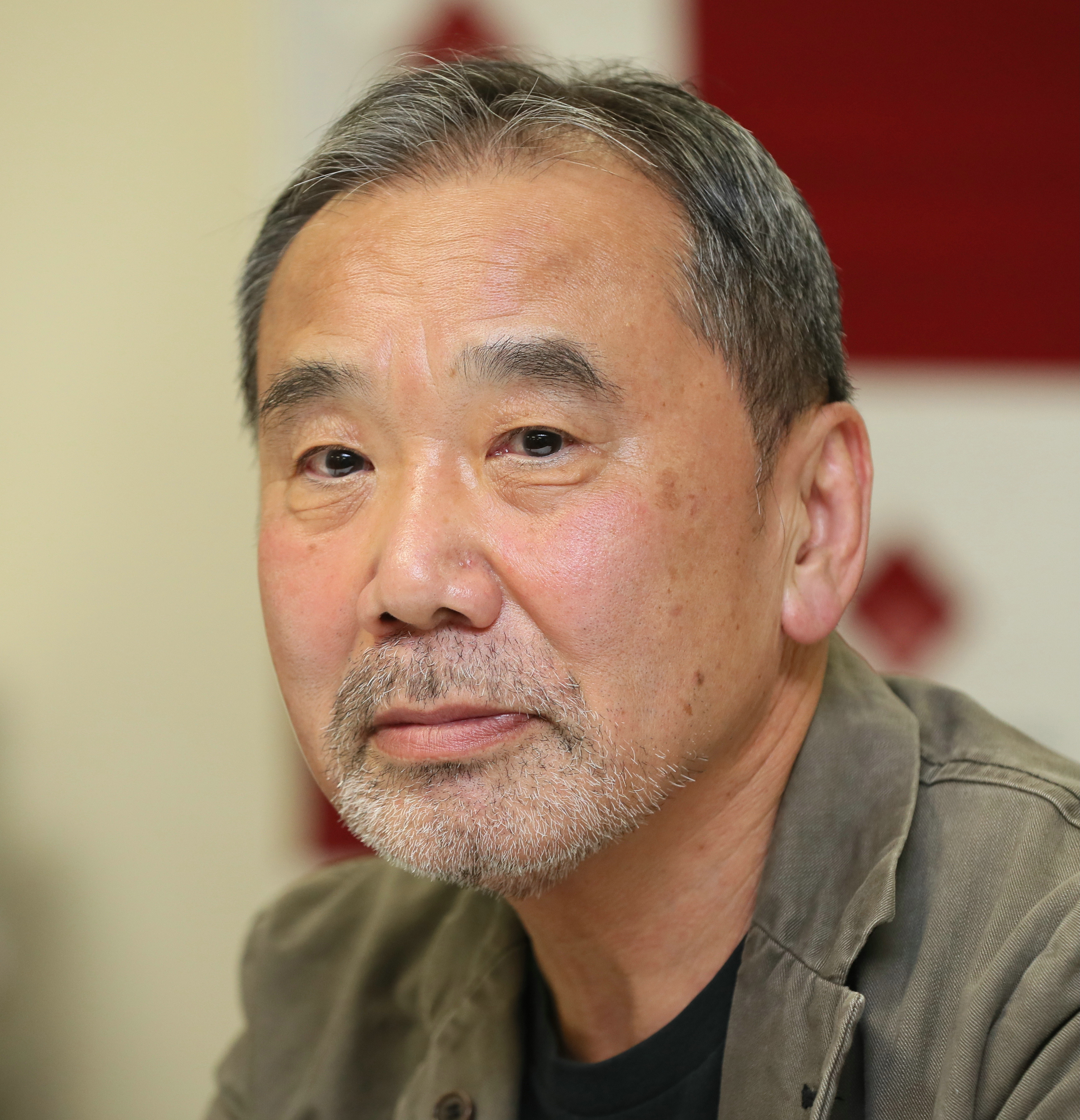 2018年11月4日，日本東京，村上春樹捐贈手稿、譯本、唱片等相關資料給母校早稻田大學。他自稱這是他37年來第一次公開記者會。（東方IC）