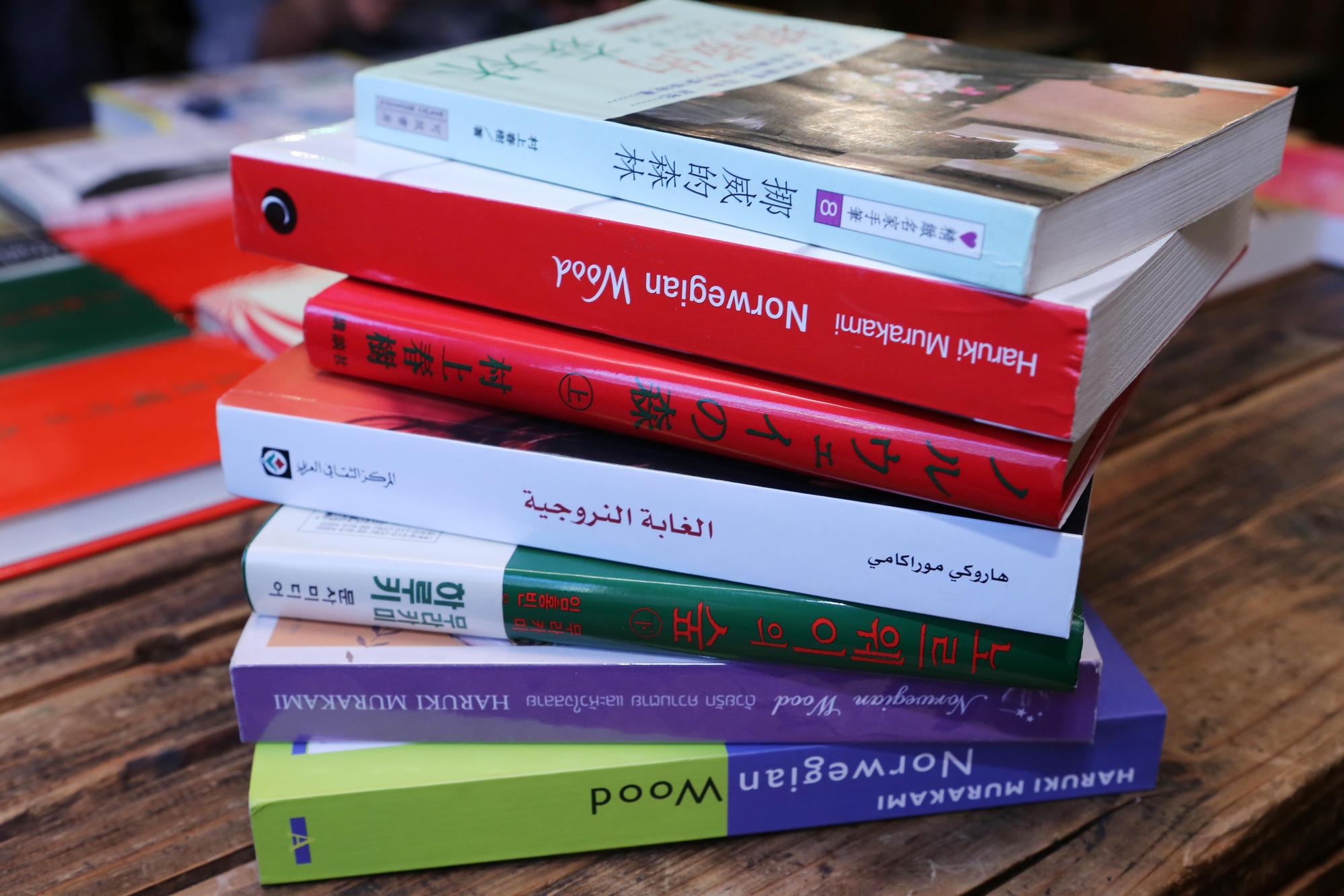 2015年10月8日，東京一家餐廳展示村上春樹暢銷小說《挪威的森林》各種不同文字譯本。(東方IC）