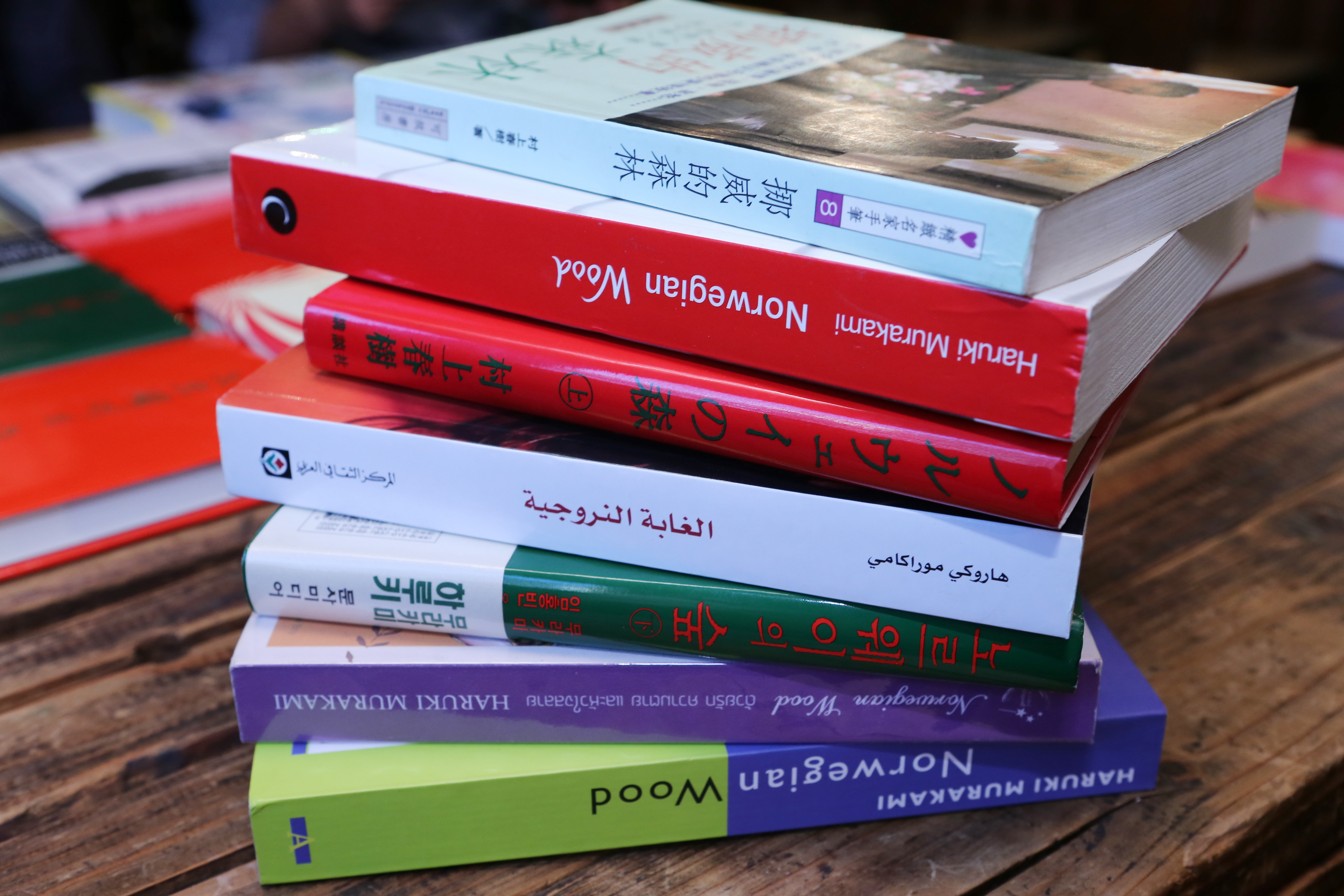 2015年10月8日，東京一家餐廳展示村上春樹暢銷小說《挪威的森林》各種不同文字譯本。(東方IC）