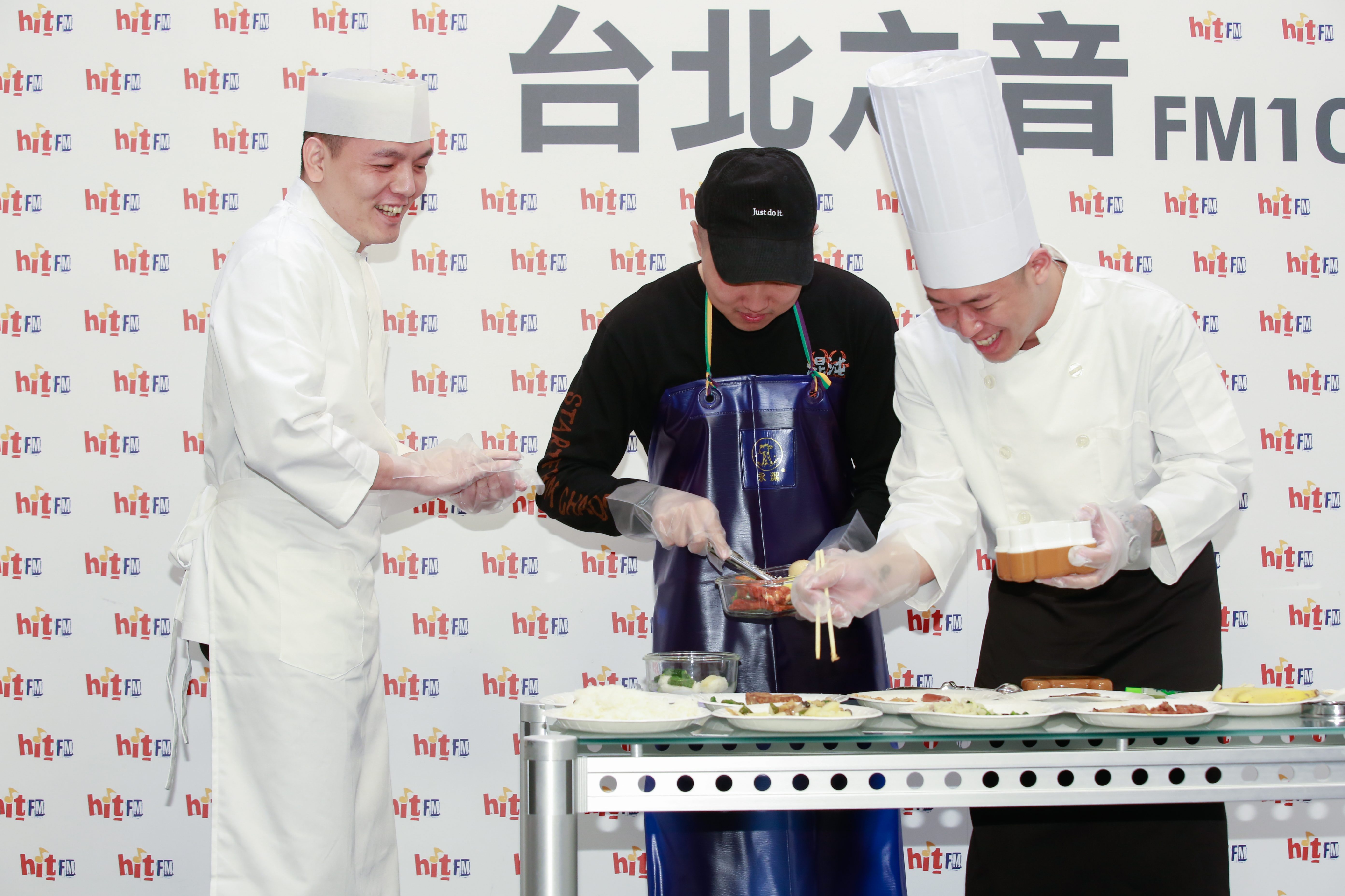 玖壹壹三人在記者會上,化身廚師製作「男朋友便當」。