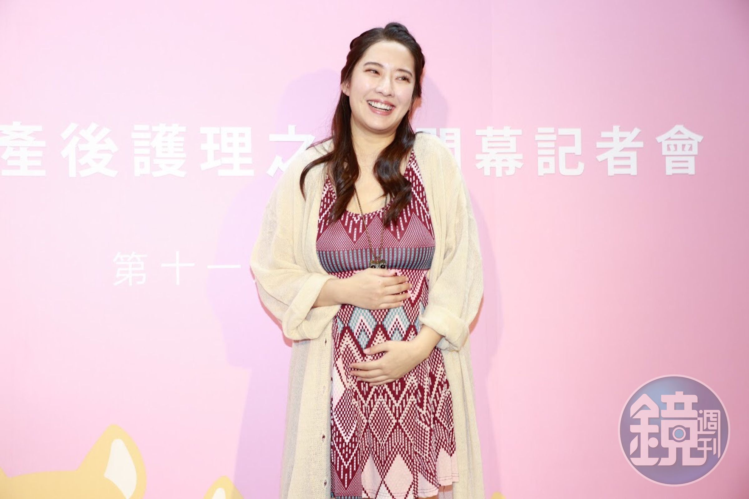 周采詩挺肚出席月子中心開幕活動。