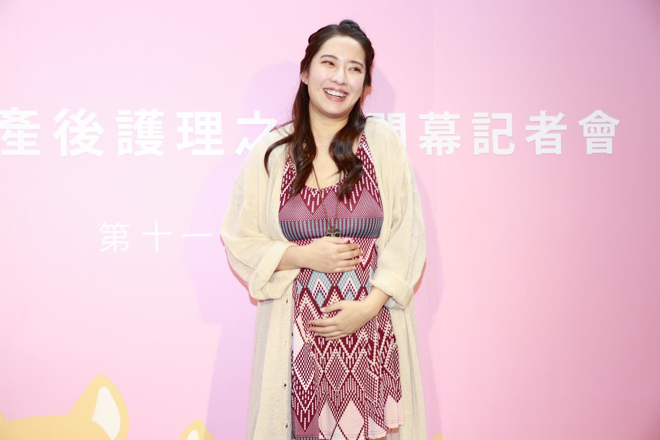 周采詩挺肚出席月子中心開幕活動。