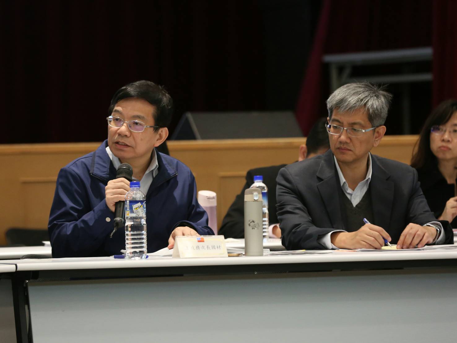 交通部次長王國材（左）更應景以情人比喻勞資雙方，即便偶有爭吵最終還是愛著對方。