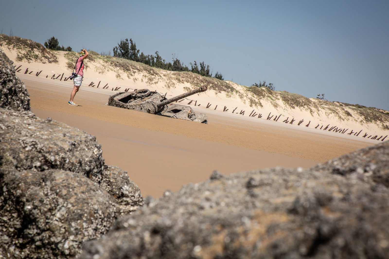 沿著順天洋樓騎機車往海邊去，再走約10至20分鐘就能找到遺落在沙灘的戰車。