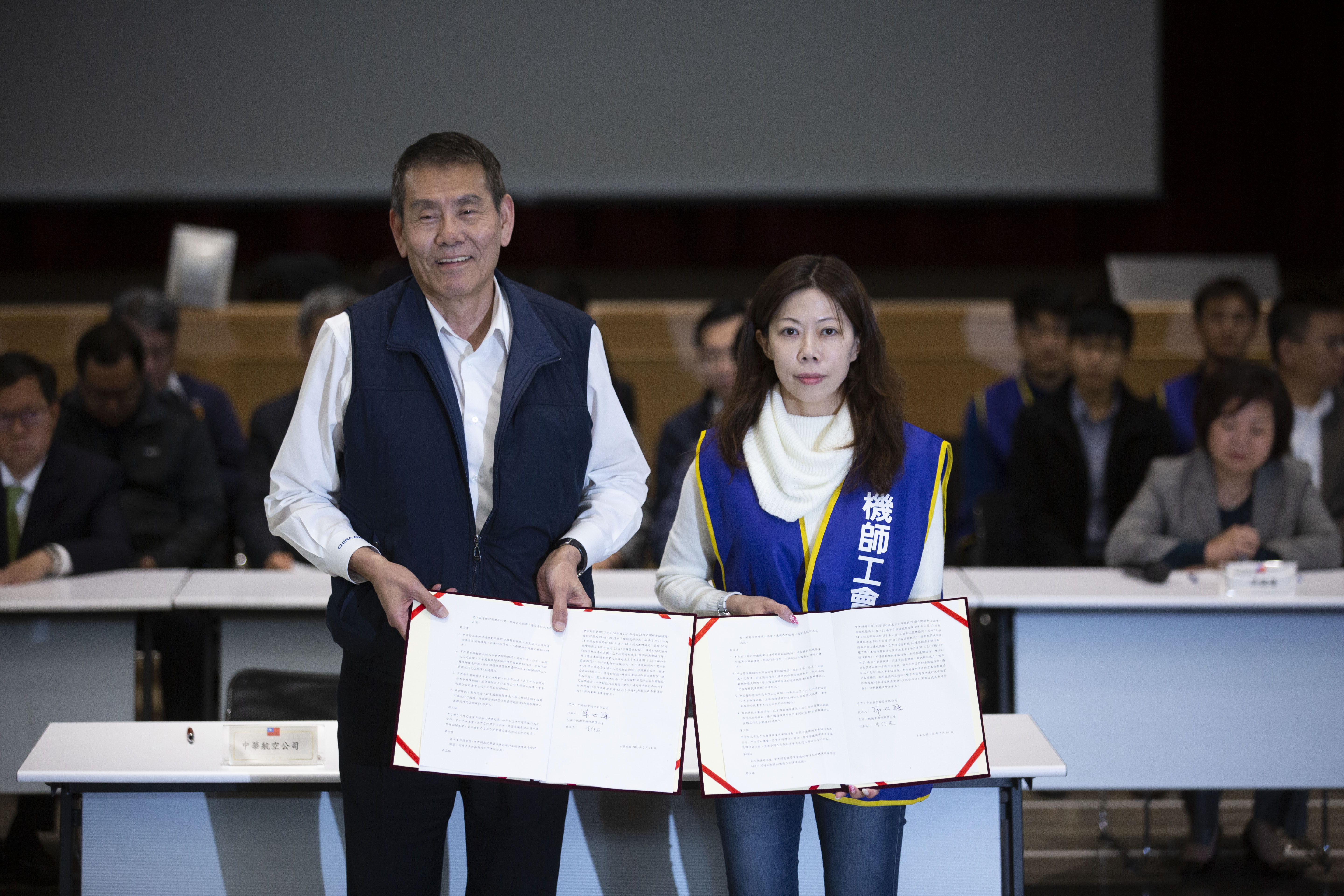 華航機師罷工昨(14日)展開第4次談判,晚上8點多協商結束,5大訴求皆達成共識,而7天的抗爭也宣告落幕。