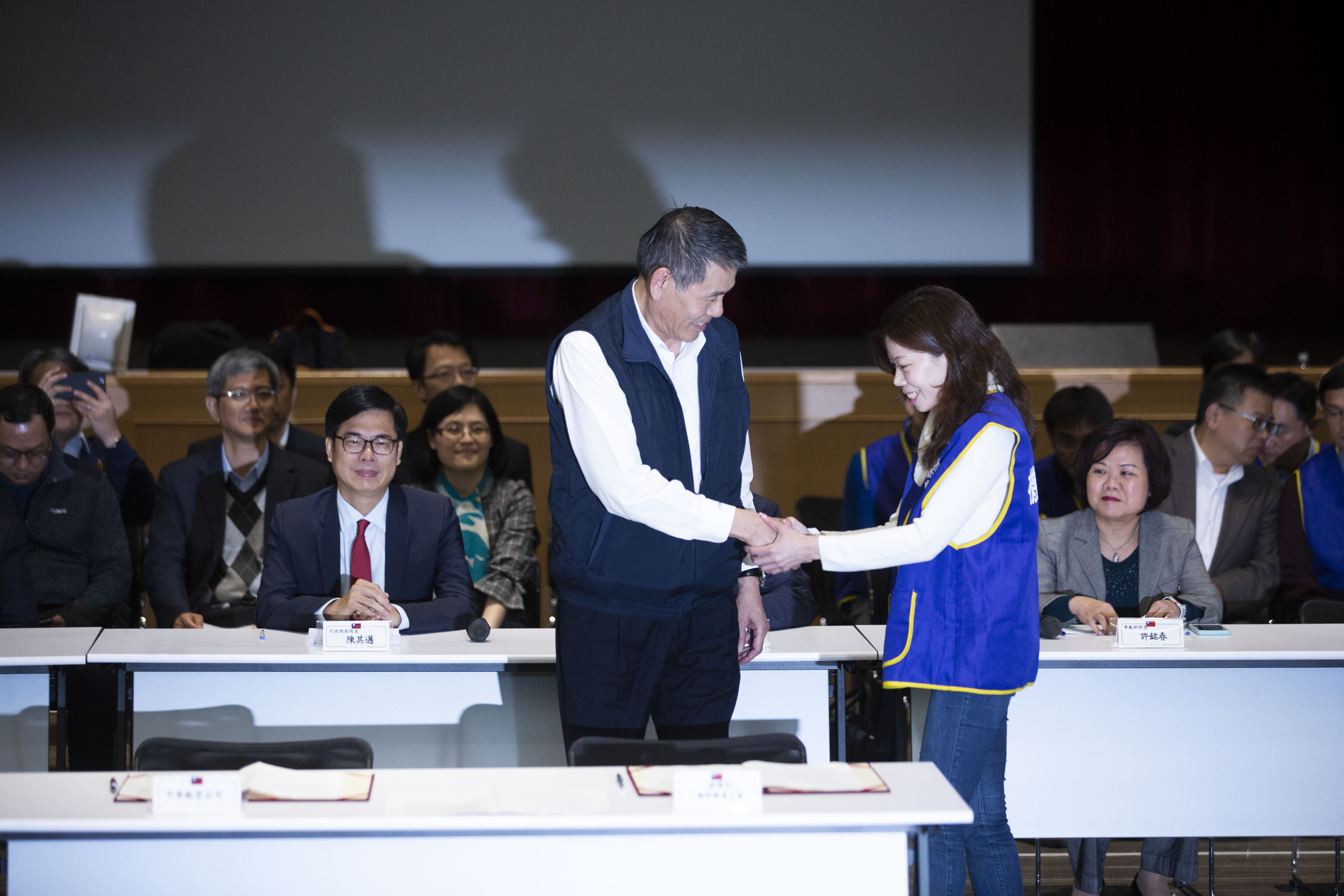 華航機師罷工協商達成共識,華航以工會3年半不會罷工,換取勞方的「團體協約」加上「不秋後算帳」條款,讓罷工落幕。