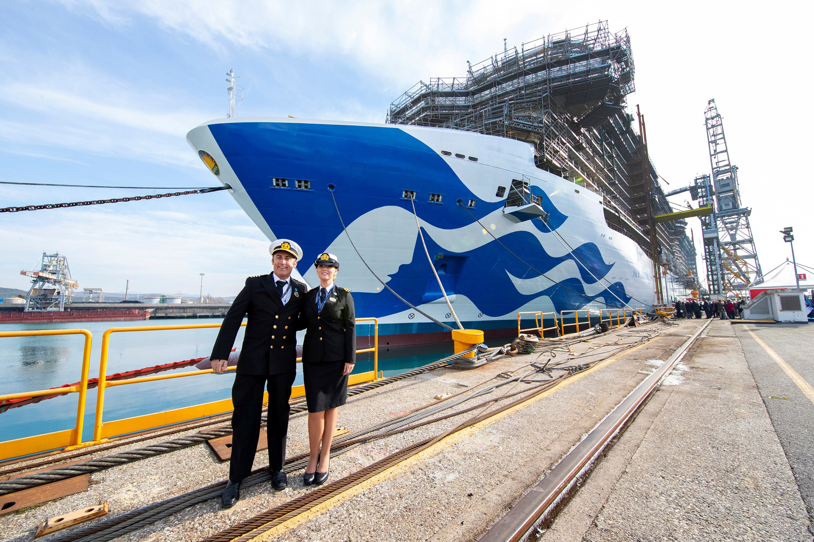 公主遊輪船長Michele Tuvo與二副Kerry Ann Wright在星空公主號前合影。（公主遊輪提供）