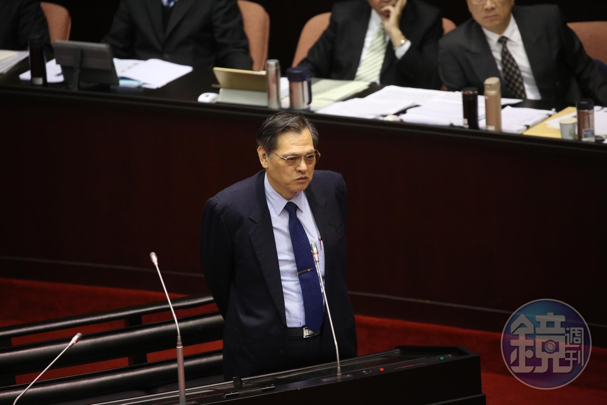 陸委會主委陳明通表示，規範退將赴中年限延長是針對行為，不是針對身分。