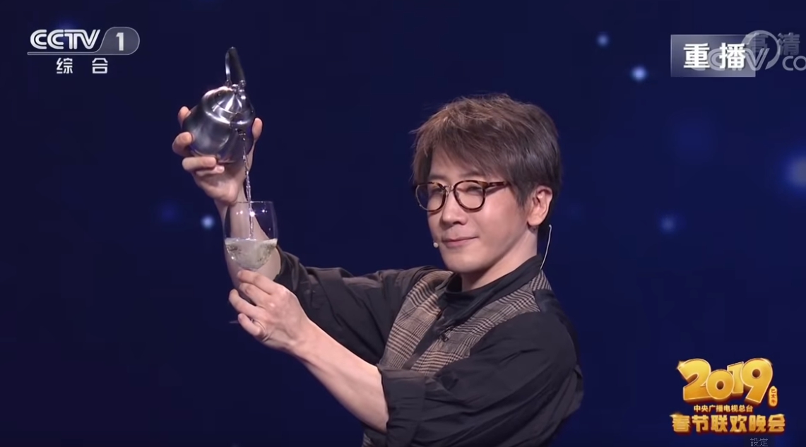 網上流傳一段魔術師劉謙表演穿幫的影片，劉謙強調那支影片並不是觀眾偷拍的穿幫影片。（翻攝Youtube）