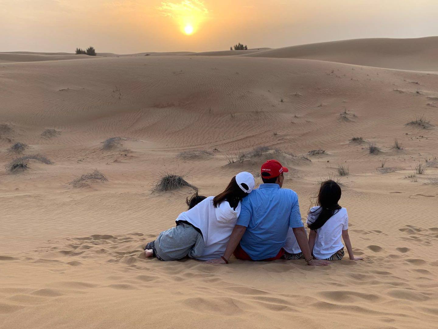 郭台銘在臉書上貼出一家五口坐在沙漠中看著暖陽的合影照片，也祝天下有情人「心中有愛，風雨無懼」。（翻攝自郭台銘臉書）