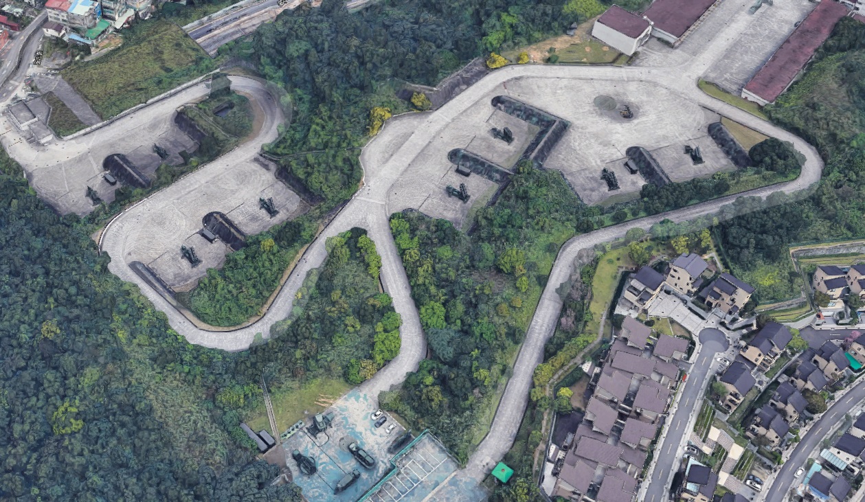 3D版的Google地圖上線，位在新北市新店安坑的愛國者飛彈基地也意外曝光，8台飛彈發射車一覽無遺。（圖擷自Google地圖）