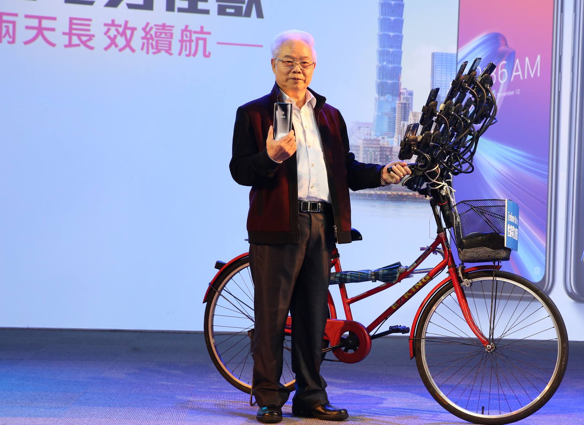 「寶可夢阿伯」為華碩新機站台，被大讚行銷成功。