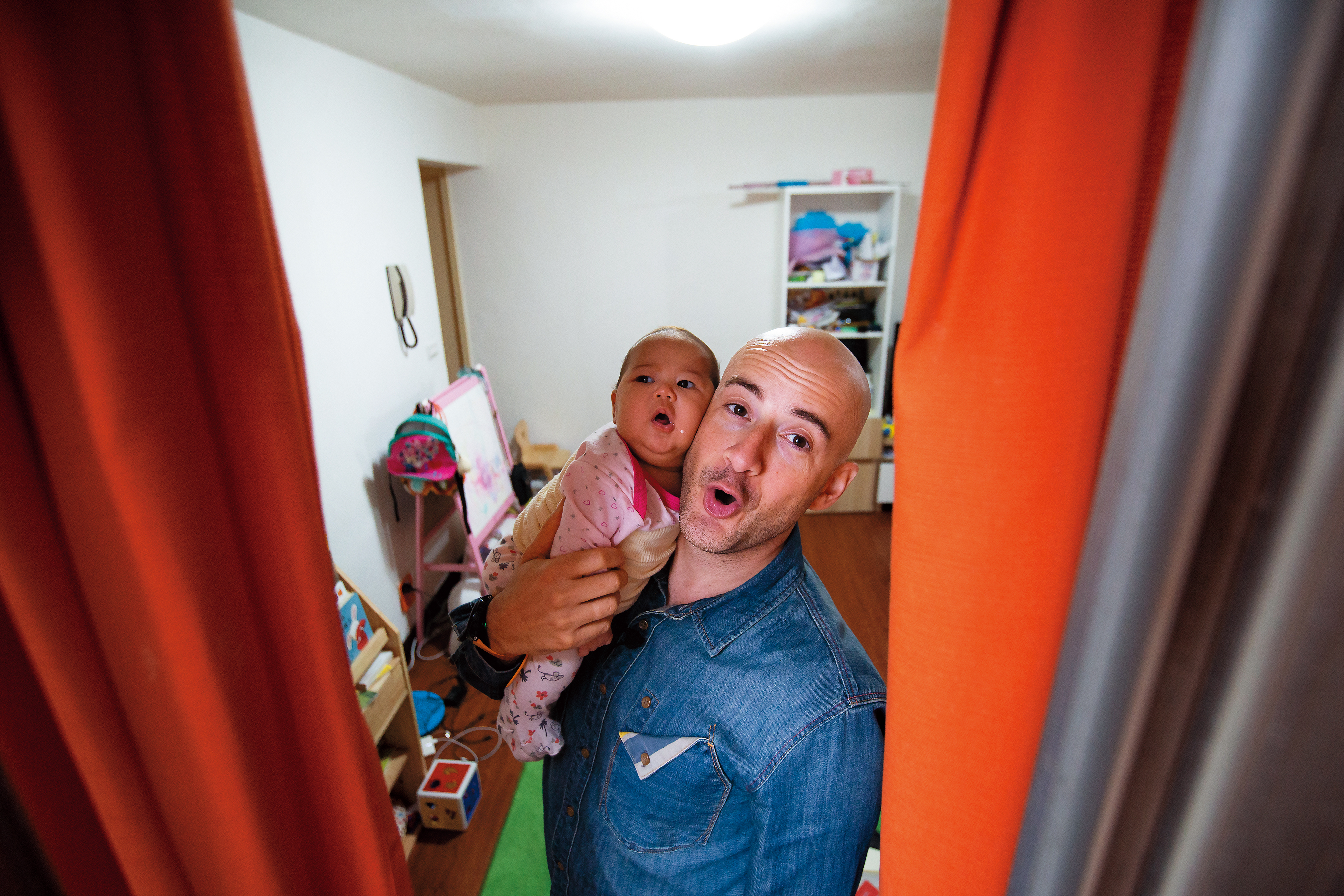 么女出生才幾個月（左），三不五時哭鬧，吳鳳（右）常常想盡辦法逗女兒開心。